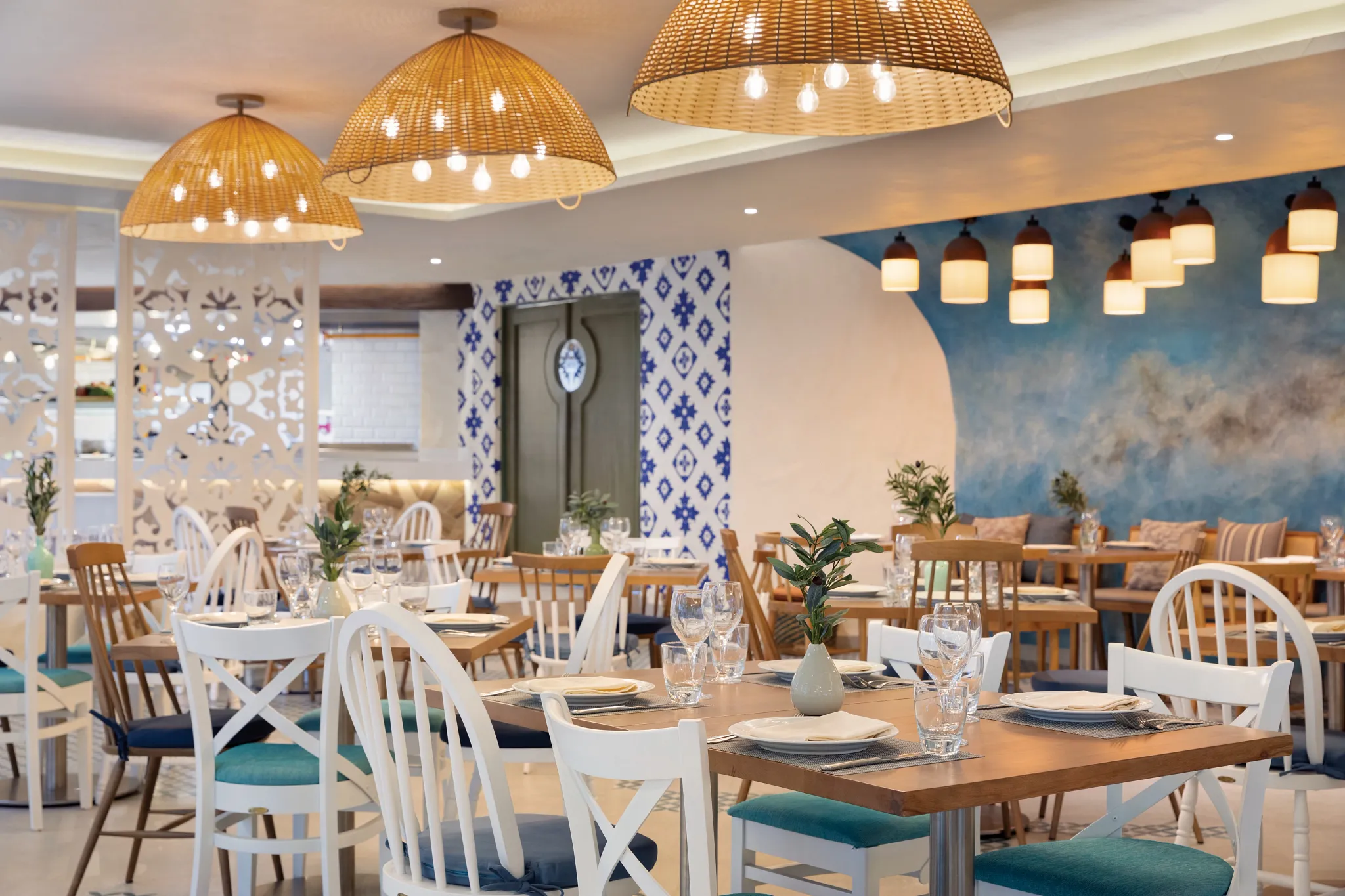 Dolmas restaurant at Hyatt Vivid Playa del Carmen featuring Mediterranean-inspired cuisine, elegant dining décor, and a contemporary atmosphere.