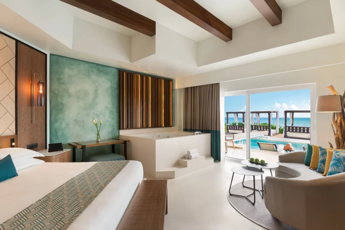 Junior Suite Swim-Up Oceanfront King with jetted tub and oceanfront terrace at Hyatt Vivid Playa del Carmen.