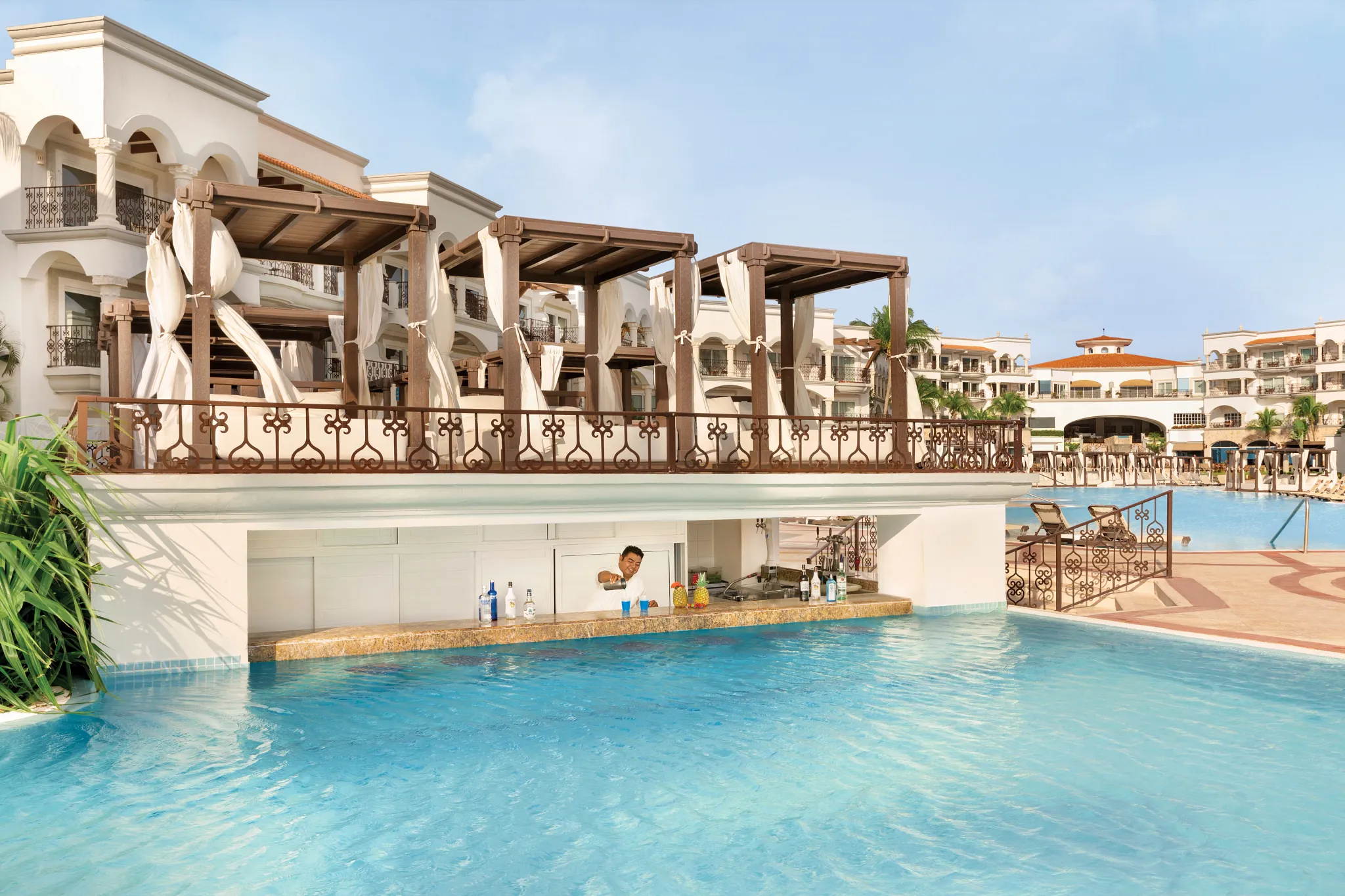 Trade Winds bar at Hyatt Vivid Playa del Carmen featuring a stylish open-air lounge, handcrafted cocktails, and relaxed tropical ambiance.